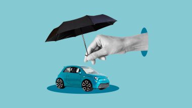 Araba koruması ve güvenlik sigortası konsepti. Müşteri hizmetlerini ve araba sigortasını koruyorum. Şemsiyenin altında küçük mavi otomobil