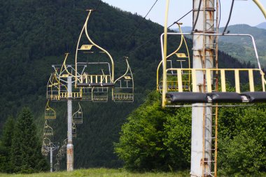 Carpathian dağlarında kablolu bir araba. Ukrayna 'daki küçük eski Ropeway