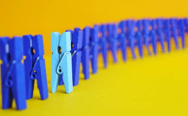 Kalabalıktan uzak duruyor. Liderlik, bireysellik ve farklılık. Sırada beklemek ve harekete geçmek için ilk adımı atmak