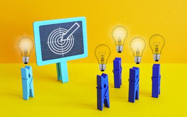 Eğitim ve brifing. Etkili reklam kampanyaları için stratejiler, müşteri erişimi. Lider, çalışanların reklam hedefleme taktiklerini açıklıyor. İş süreçleri