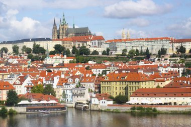 Uzaktan Prag kalesi, Vltava ya da Moldau nehrine bakıyor. Prag, Çek Cumhuriyeti. Prag Eski Şehir silüeti