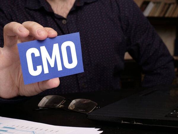 Главный директор по маркетингу показан с помощью текста