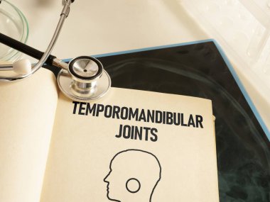 TMJ Temporomandibular Eklemleri bir metin ve x-ray filmi kullanılarak gösterilir