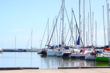 Nida, Litvanya, 24 Ağustos 2024, güneşli bir günde Baltık Denizi koyunda küçük bir limana demirlediler.