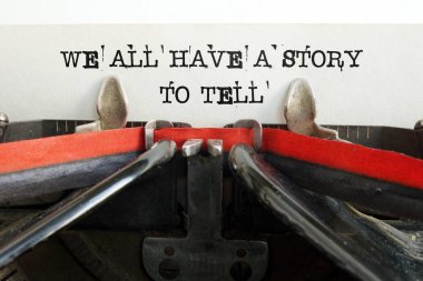 Hepimizin anlatacak bir hikayesi var. Bir metin ile gösteriliyor.