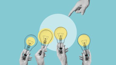 Beyin Fırtınası İş Buluşması için Beyin Fırtınası Fikirleri. Bir grup el yukarı doğru uzanır, kavrayıcı ampuller fikirleri, yeniliği ve yaratıcılığı sembolize eder