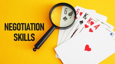 Pazarlık becerileri iskambil kağıtlarıyla gösteriliyor. Pazarlık ve iş adamları konuşuyor