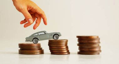 Bozukluklarla el ve yükselen araba. Araba ruhsatı kredisi olarak. Araba konsepti için para biriktirmek, nakit konsepti için araba takas etmek.