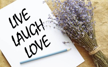 Canlı kahkaha aşkı motivasyon alıntısı metni kullanılarak gösterilir