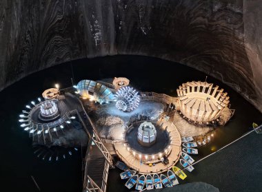 Salina Turda, Romanya, 26 Ekim 2024. Salina Turda 'daki yeraltı gölü.