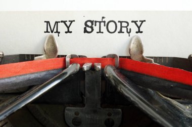 Eski bir daktiloyla yazılmış kendi hikayemi motive edici sözcükler yazıyorum. Bu benim hikayem.