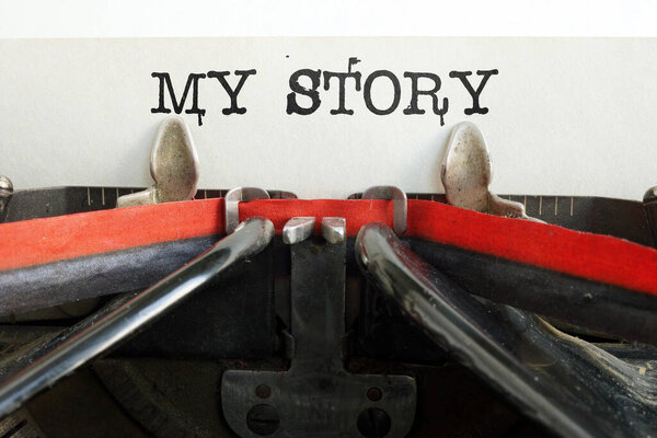 Я пишу свои собственные мотивационные фразы, напечатанные на винтажной пишущей машинке. Это моя история.