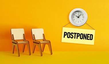 Ertelenen toplantı, saatin metin ve fotoğrafı kullanılarak gösterilir. İş toplantısı için ertelenmiş konsept.