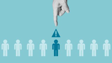 Çalışanların görevi kötüye kullanma konsepti. İşadamı çalışanı ya görevden alır ya da görevden alır. Çalışanların Sonlandırılması