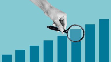 Grafik analizi ve büyüteç kariyer gelişimini simgeliyor. Ticarette terfi kavramı, ilerlemenin analizi