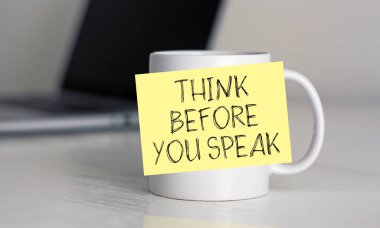 Konuşmadan önce düşün - konuşma bir metin kullanılarak gösterilir