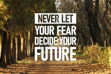 Motivasyon alıntısı - Korkunun geleceğine karar vermesine asla izin verme.