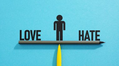 Aşk ve nefret bir metin kullanılarak gösterilir