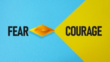 Korku ve cesaret bir metin kullanılarak gösterilir. Korkunla yüzleş.