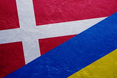 Beton duvarda Danimarka ve Ukrayna bayrakları