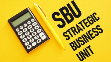 Stratejik iş birimi SBU iş fotoğrafında metni kullanarak gösterilir