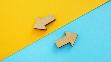 Karşıt yönlere doğru hareket eden oklar rekabet, çeşitlilik ve muhalefet veya çatışma kavramını gösteriyor