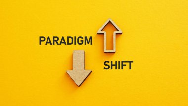 Paradigma kayması bir metin kullanılarak gösterilir. Önümüzde Yeni Paradigma