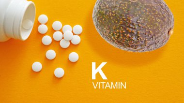 K vitamini, hapların ve avokadonun bir metin ve fotoğrafı kullanılarak gösterilir