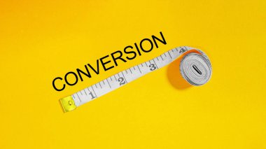 Dönüştürme oranı optimizasyonu CRO bir metin kullanılarak gösterilir. E- ticaret ve dönüşüm sürecindeki aşamalar