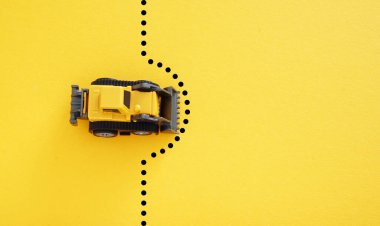 Sınırların yeniden tanımlanması ve yönetmeliklerin kaldırılması fikri olarak kısıtlamaları ve kuralları kaldır. Büyüyen özgürlük, sınırları zorlayan buldozer tarafından gösteriliyor.