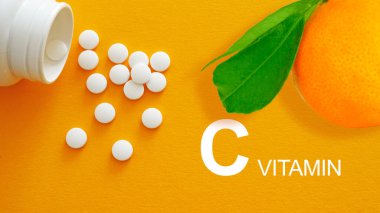C vitamini haplarla ve portakalla askorbik asit içeren yiyecekler olarak gösterilir.