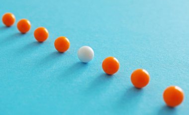 Farklı düşün, Bireysel ve kalabalıktan uzak dur. Yaratıcı fikir ve yenilik kavramı. Liderlik, bireysellik ve farklılık