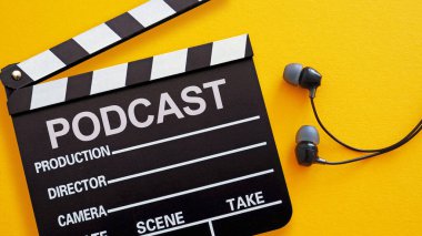 Yeni bölüm konsepti metin ve kulaklıklar kullanılarak gösterilir. Kayıt stüdyosu veya podcast