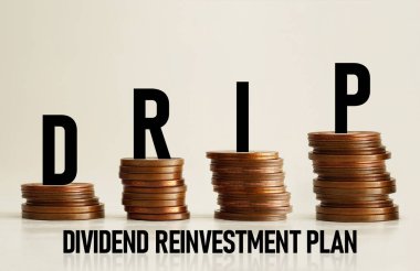 Dividend Yeniden Yatırım Planı DRIP finansal konsept olarak bir metin kullanılarak gösterilir
