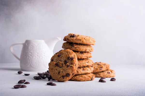 Hemlagade Välsmakande Choklad Chip Cookies Med Vit Mjölkkanna Grå Betong — Stockfoto