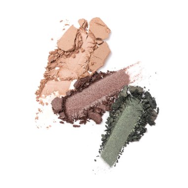 Düz fırça darbeleri. Beyaz arka planda izole edilmiş kozmetik güzellik ürünü örneği olarak kırık renkli göz farları