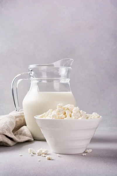 Beyaz Kasede Beyaz Peynir Gri Beton Arka Planda Cam Süt — Stok fotoğraf