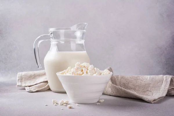 Beyaz Kasede Beyaz Peynir Gri Beton Arka Planda Cam Süt — Stok fotoğraf