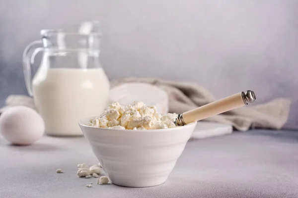 Oversikt Cottage Cheese Hvit Bolle Med Glasskjus Hønseegg Kamemberost Som – stockfoto