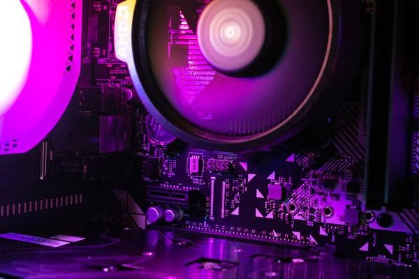 VINNYTSIA, UKRAINE - 11 Aralık 2022: AMD Ryzen 5 işlemcisi ve Nvidia GTX1060 6GB ile Mor Işık Oyunları PC kurulumu. Profesyonel çalışma istasyonu ve oyun bilgisayarı