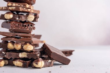 Kırık lezzetli süt parçaları ve fındıklı, fındıklı ve fotokopi alanı olan koyu çikolata.