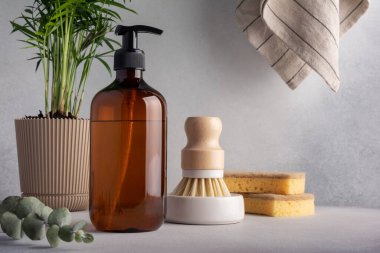 Çevre dostu kavram, sürdürülebilir yaşam tarzı. Bulaşık fırçası, ev bitkisi, okaliptüs ve havlu ile mutfak temizleyicisi olarak temizlenecek.