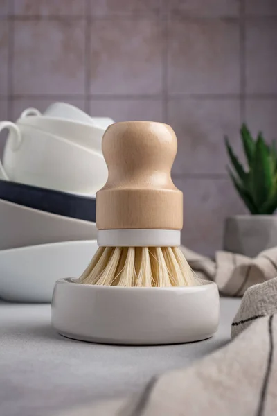 Umweltfreundliches Küchenkonzept Nachhaltiger Lebensstil Spülbürste Und Handtuch Auf Dem Tisch — Stockfoto