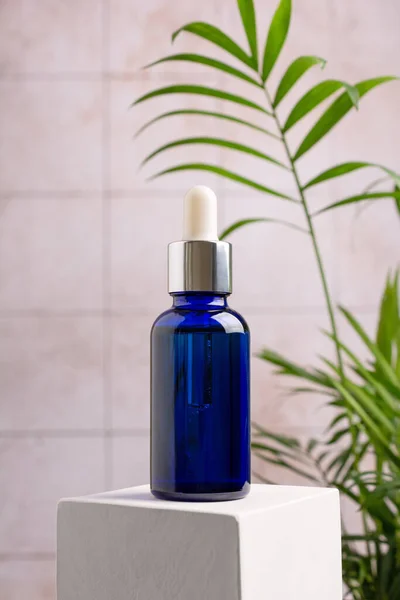 Burla Productos Cosméticos Para Cuidado Piel Botella Azul Suero Ecológico —  Fotos de Stock