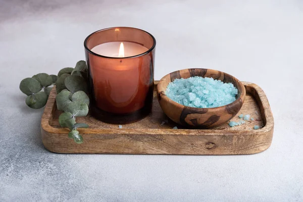 Blaues Meersalz Holzschale Mit Kerze Und Eukalyptus Zum Entspannen Bad — Stockfoto