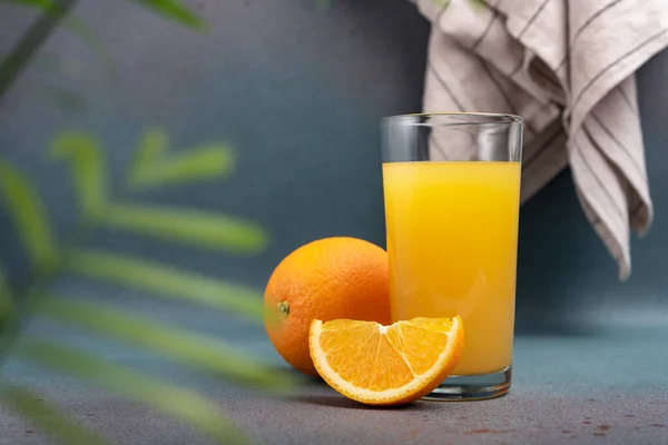 Chutný Čerstvý Pomerančový Džus Skle Nakrájeným Pomerančem Listy Tmavě Šedém — Stock fotografie