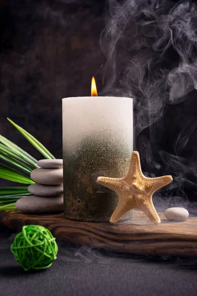 Goldene Kerze Mit Seestern Grünen Pflanzenblättern Und Steinen Zum Entspannen — Stockfoto