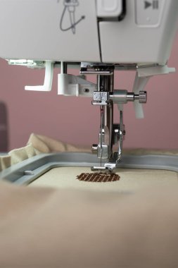 Nakış işleme ve nakış makinesiyle uygulama. Yakın çekim ve seçici odaklanma