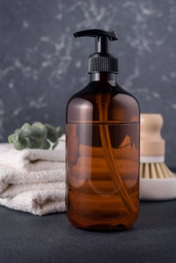 Çevre dostu bulaşık makineleri ve bulaşık fırçası, sıfır atık kavramı.