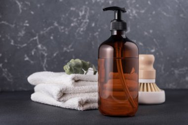 Çevre dostu bulaşık makineleri ve bulaşık fırçası, sıfır atık kavramı.